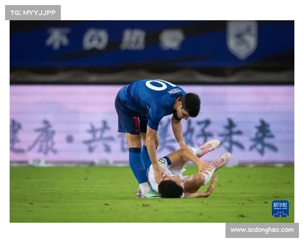 特谢拉现场观战申花U18对阵拜仁世界队 并与马凯交换球衣互动热烈